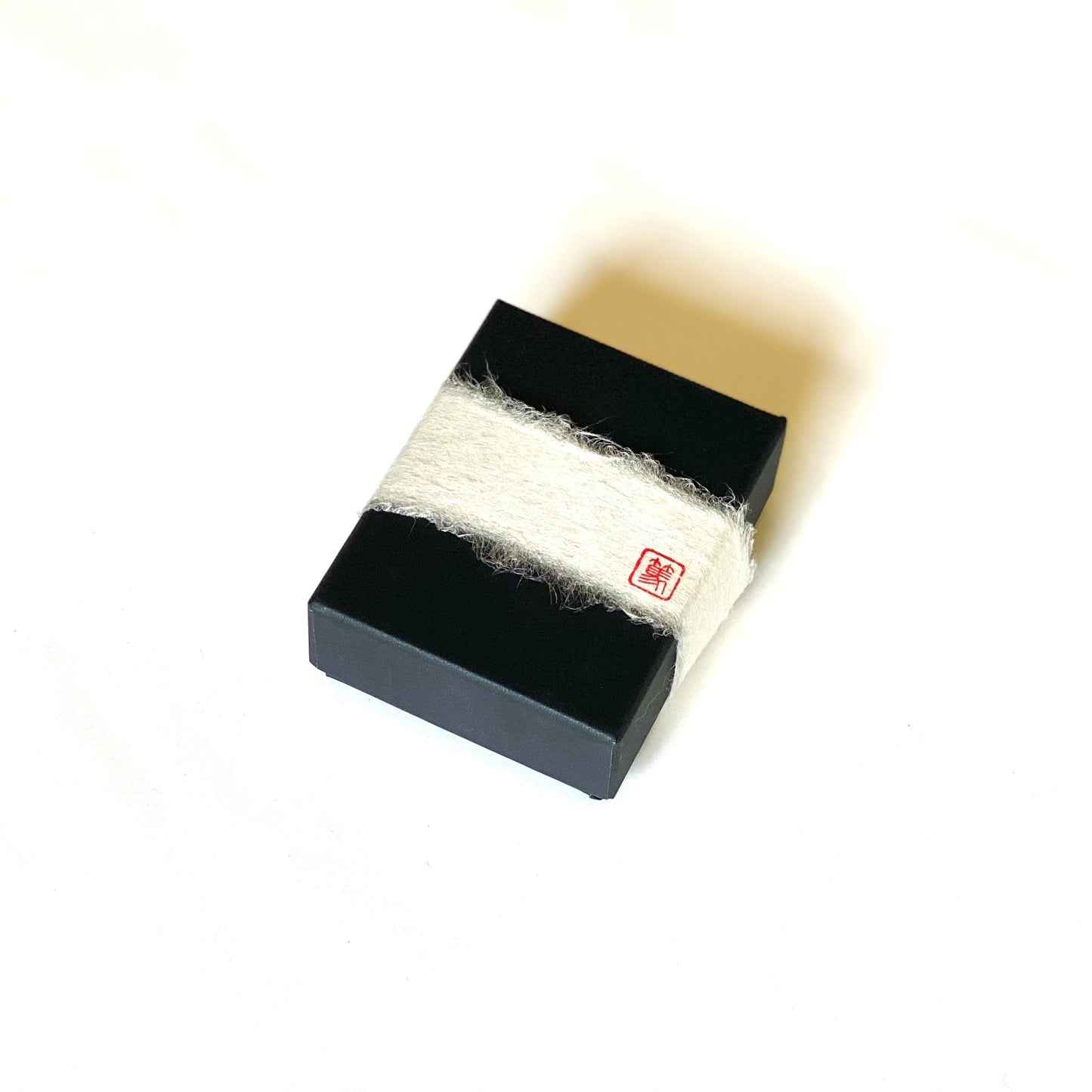 Leather and navy lacquer ear cuffs - Asaka