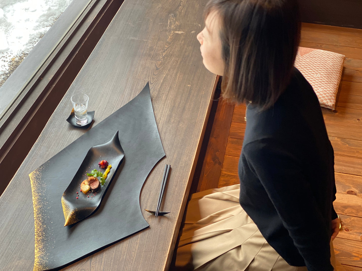 Leather and lacquer placemat "Oboro"