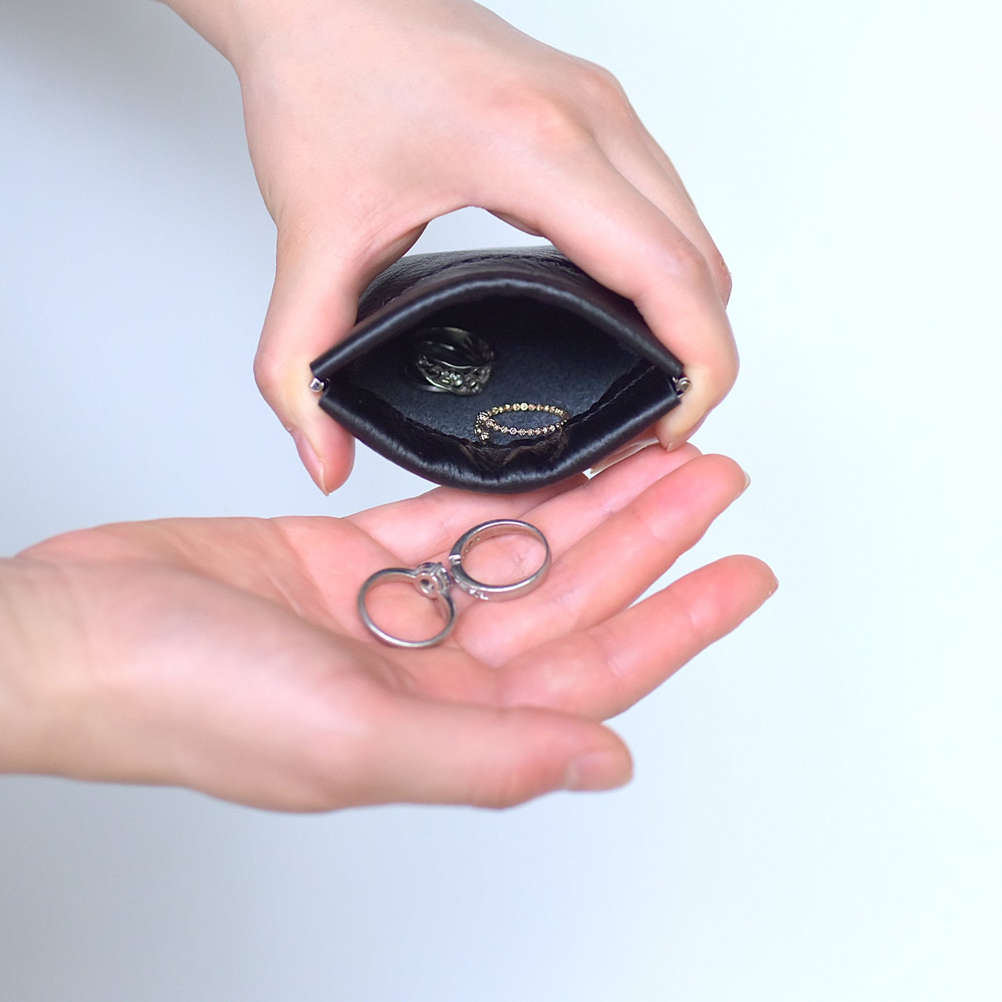 Leather and lacquer coin case Asaka