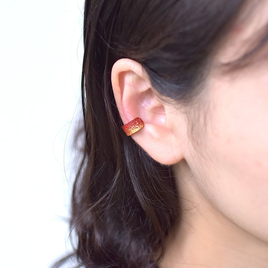 革と朱漆のイヤーカフ  夕霞~ゆうかすみ~