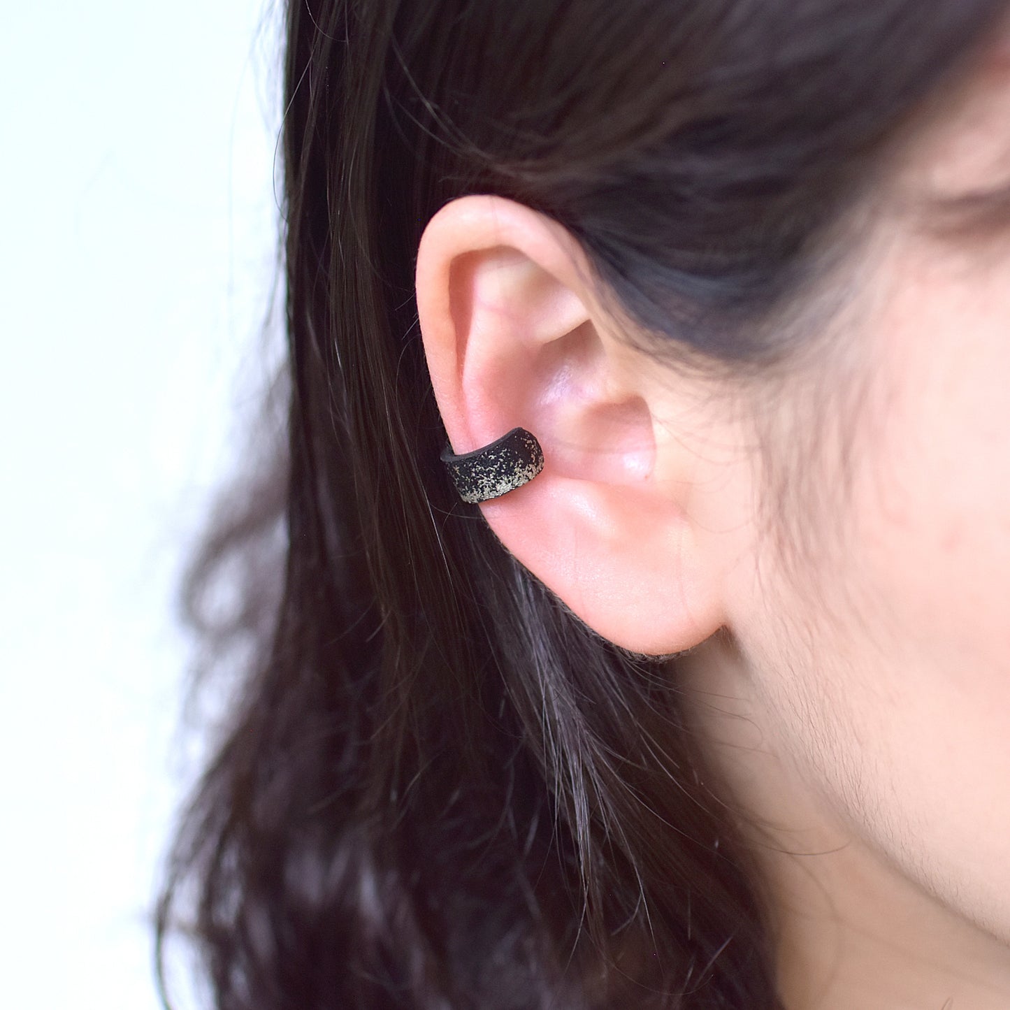 Leather and black lacquer ear cuff "Kasumi"