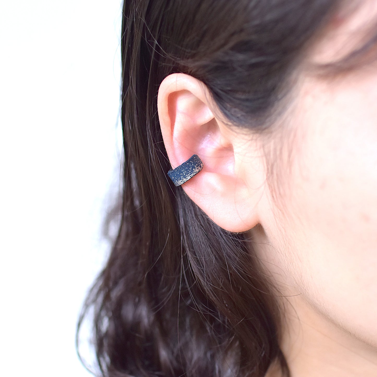 Leather and navy lacquer ear cuffs - Asaka
