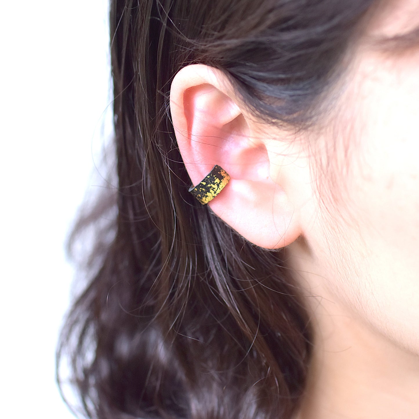 Leather and black lacquer ear cuff Oboro