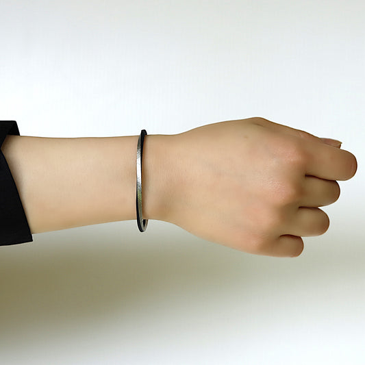 Lacquer and leather bangle, platinum