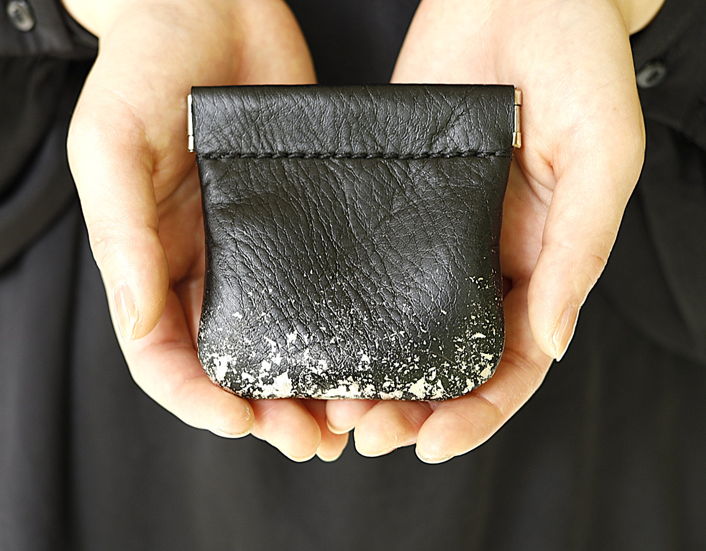 Leather and lacquer coin case "Kasumi"