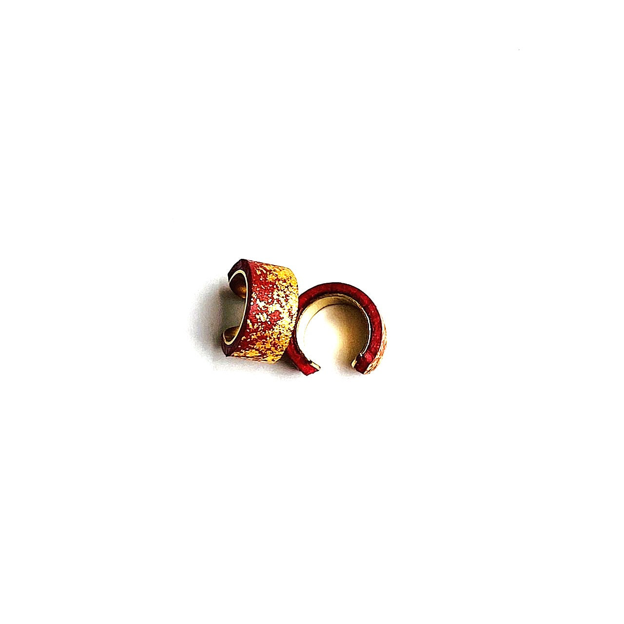 Leather and vermilion lacquer ear cuff Yukasumi